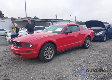 2005 Ford Mustang V6 Deluxe/V6 Premium z USA, uszkodzony, nr VIN 1ZVFT80NX55253510